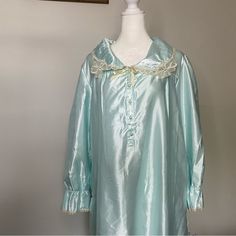 Ilise Steven’s Vintage Floor Length Nightgown With Lace Trim. Original Tags Attached. The Tag Reads Mint But The Color Can Also Be Described As Seafoam Green Or Ice Blue. Partial Button Down. Fold Down Quilted Collar Is Scalloped In The Back. 83% Polyester. 17% Cotton. Size Large. Please Note This Is A Vintage Item And Does Show Signs Of Wear. There Is One Discoloration On The Inside Lining Near The Tag. There Is Also Some Yellowing To The Lace. Please You Photos. Approximate Measurements: 55 In Blue Satin Sleepwear For Pajama Party, Vintage Satin Nightgown For Sleep, Long-sleeve Satin Nightgown For Sleepovers, Blue Long Sleeve Nightgown For Pajama Party, Long Sleeve Satin Nightgown For Sleepovers, Satin Long Sleeve Nightgown For Sleepover, Light Blue Long Sleeve Nightgown, Light Blue Long Sleeve Nightgown For Sleep, Light Blue Long Sleeve Nightgown For Bedtime