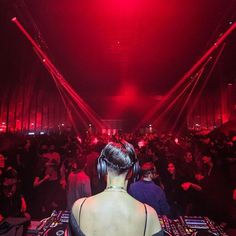 female Dj, club full of people, red light Vinyl Dj Aesthetic, Dj Girl Aesthetic, Dj Aesthetic Girl, Aesthetic Club Pictures, Red Aesthetic Party, Music Manifestation, Light Red Wallpaper