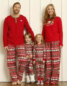 Pijama Navideño Hatley, Little Blue House, para hombre. Envío en 24/48 horas. Pijama especial para un regalo diferente ésta Navidad. Mens Silk Pajamas, Family Matching Pjs, Cute Couple Shirts, Pijamas Women, Christmas Pyjamas, Family Pjs, Maternity Pajamas, Matching Pjs, Christmas T Shirt Design