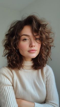 Wavy Hair Bangs Round Face Curly Haircuts, Shoulder Length Curly Hair Side Part, Curly Haircut Side Part, Short Wavy Hairstyles For Women Round Face, Thick Wavy Hair Haircut, Curly Haircut Medium Length, 2b Short Hair, Short Loose Curly Hair, Medium Curly Hair Cuts