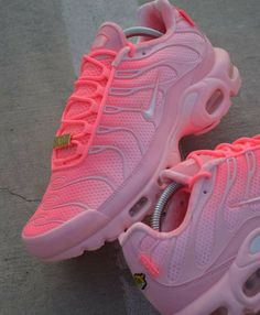 Nike Rosa, Platform Boots Outfit, Trendy Womens Sneakers, Pink Trainers, Tips Skincare, Nike Tn, Girl Lifestyle, Street Fashion Men Streetwear