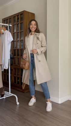 Trending Office Outfits, Outfits September 2023, Neutral Elegant Outfit, Gallerist Outfit, Sporty Work Outfit, Sporty Business Casual, Beige Coat Outfit, Outfit Trenchcoat, Trenchcoat Outfit