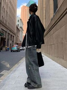 not my image (for inspo only) Leather Motorcycle Jacket Outfit, Street Techwear, 대학생 스타일, Motorcycle Jacket Outfit, Tomboy Stil, Woman Streetwear, Crop Outerwear, Techwear Jacket, Black Outerwear