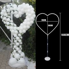 the balloon arch has been made to look like it is in the shape of a heart