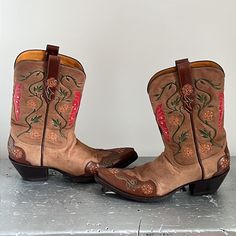 Absolutely Gorgeous Stallion Boot Company Butterfly & Floral Inlay Boots! Genuine Leather Suede And Leather Floral And Butterfly Inlay Throughout!! Women’s Us Size 8.5. These Are Handmade One Of A Kind Boots! Fit True To Size. Excellent Like New Condition! Only Worn A Couple Times. Note: Minor Wear On Top Of Footbed Follow Me On Social Mediaig: @Dreamonromeo Stallion Boot Company Larry Mahan Panhandle Slim Acme Boots Montana Boots Ralph Lauren Vintage Cowboy Vintage Cowgirl Miron Crosby Chasing Acme Boots, Miron Crosby, Cowboy Vintage, Boots Fit, Chasing Unicorns, Ralph Lauren Vintage, Vintage Cowgirl, Boot Companies, Tony Lama