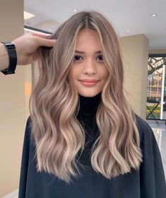 Samet Kara Coiffeur on Instagram: "Freelance sandre beige✨ . . #facelight #ombre #sombre #brushlight #behindthechair #modernsalon #americansalon #hairvideos #hudabeauty #hairvideos #videofashion #allmodernhair #pixiepalooza #hairarttut #winterhair #hairgoals #behindthechair #balayageeducation #balayage #balayagehair #balayagehighlights #brunettebalayage #hairtrends #blondebalayage #mastersofbalayage #blondehighlights #haircut @efsanesaclar @hair.artistry @bellamihairpro @paintedhair @americ Milk Tea Hair Color Ombre, Icy Mushroom Blonde Hair, Beige Blonde Balayage On Black Hair, Brunette Hair With Blonde Highlights And Lowlights Caramel Balayage, Milk Beige Balayage, Sandy Blonde Balayage On Dark Hair, Dark Blonde Beige Hair, Cool Beige Hair, Milk Tea Blonde Balayage