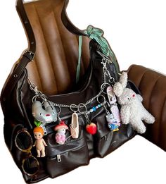 Purses With Charms, Bag With Charms Aesthetic, Bags Accessories Ideas, Bag Charm Trend 2024, Bag Trinkets, Bag Charms Aesthetic, Bag With Charms, Birken Bag, Rockstar Girlfriend Aesthetic