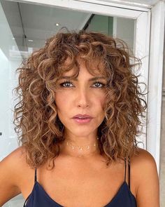 10 Mejores Ideas De Cortes De Pelo Rizado En Capas Que Debes Probar Este 2024 - DECORAMANO Brown Hair Perm, Curly Light Brown Hair, Kręcony Bob, Bangs Inspo, Perm Curls, Deep Brown Hair, Medium Shag Hairstyles, Medium Shag Haircuts, Thick Hair Styles Medium