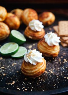 some food is sitting on a plate with crackers and limes next to it