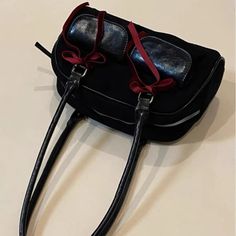 SPECIFICATIONSBrand Name: KUROYABUHandbags Type: Shoulder BagsTypes of bags: Shoulder & HandbagsMain Material: PolyesterLining Material: PolyesterShape: SatchelsPlace Of Origin: GUANG DONG ProvincePlace Of Origin: GUANG DONG ProvinceOrigin: Mainland ChinaCN: GuangdongHardness: SOFTPattern Type: SolidDecoration: BOWExterior: NONEOccasion: VersatileClosure Type: zipperGender: WOMENStyle: CasualModel Number: 89d859Number of Handles/Straps: Single