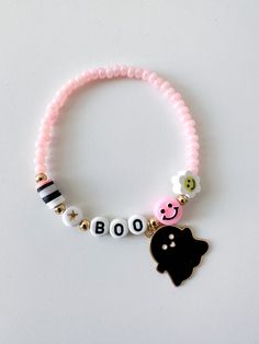 Halloween Accessories Ideas, Pink Halloween Bracelet, Pastel Halloween Bracelets, Fall Beaded Bracelets Diy, Halloween Bracelets Clay Beads, Spooky Bracelet Ideas, Diy Halloween Jewelry, Halloween Beaded Bracelet, Halloween Friendship Bracelet