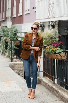 Blazer Marron Outfit, Brown Corduroy Blazer Outfit, Recycling Outfit, Brown Corduroy Jacket Outfit, Brown Blazer Outfits For Women, Corduroy Blazer Outfit, Brown Blazer Women's, Corduroy Outfits, Corduroy Jacket Outfit