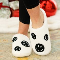 fb-feed Smiley Graphic, Stylish Fits, Slippers Black, Plush Fabric, Affordable Fashion, So Happy, Smiley, Plus Size Outfits, Fashion Forward