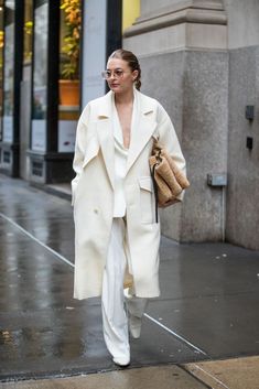 White Coat Street Style, Pink Coat Street Style, White Coat Outfit, Off White Coat, White Winter Coat, Vogue Ukraine, Mom Jeans Outfit, Coat Street Style, Preppy Sweater