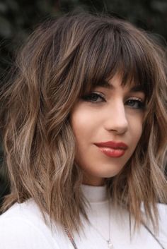 Jeder Jahresbeginn ist erfüllt mit Hoffnungen und Erwartungendie natürlich mit den neuen ModeTrends und Trendfrisuren 2022 verbunden sindWelche Wavy Hairstyles Medium, Fall Hair Cuts, Girl Haircut, Haircuts With Bangs, Hair Today, Hairstyles Haircuts, Hair Dos