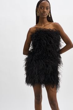 You deserve to standout. Elegant and captivating, the Triana is in a league of its own. Mixed feathers offer eye-catching flounce and alluring texture and a mini cut that elongates your legs. Whether for an event or a night out, you cannot go wrong with this unique number. Feather Black Dress, 20s Outfit, Black Feather Dress, Vintage Dance, Vegas Outfit, Creative Cocktail, Nye Outfits, Event Outfit, Cocktail Event