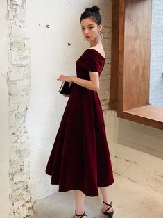 Weinrotes, schulterfreies, knielanges, schickes Partykleid aus Samt. Burgunderrote Ballkleider Wine Red Prom Dress, Off Shoulder Party Dress, Burgundy Prom Dresses, Burgundy Prom, Burgundy Prom Dress, Sweetheart Prom Dress, Red Prom, Lace Homecoming Dresses, Velvet Color