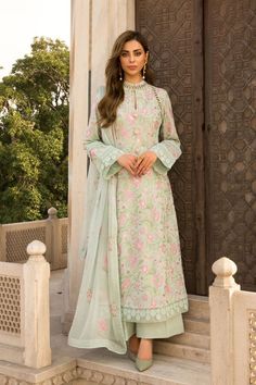 #NILOFARMOIN#pakistanidress#pakistanidressoutfits#pakistanidressdesign#pakistanishut#pantsoutfits Floral Pakistani Suits, Pakastin Suit Design, Pakistani Suit Pattern, Pakistani Suit Designs, Shalwar Kameez Designs For Women, Pucci Pattern, Shalwar Design, Traditional Attires