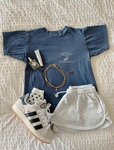 Cute Sweat Shorts Outfit, Comfy Outfit Ideas Summer, Collage Clothes Outfit, Cute Outfits Brandy Melville, Gray Sweatshorts Outfit, Adidas Campus Fits, Gray Sweat Shorts Outfit, How To Style Sweat Shorts