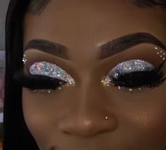 Glitter Make Up Looks For Black Women, Full Glam Makeup Looks Black Women Glitter, Glitter Glam Makeup For Black Women, Baddie Birthday Makeup, Glitter Prom Makeup, Eye Makeup Prom, Makeup Ideas Prom, Glitter Glam Makeup, Maquillage Yeux Cut Crease