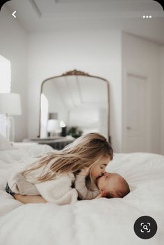 Bed Newborn Photoshoot, Family Of 6 Newborn Photoshoot, Lifestyle Family Newborn Photography, I'm Home Newborn Session, In Home Family Pictures, Simple Newborn Photos With Sibling, In House Newborn Pictures, Newborn Bedroom Photography