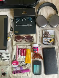 What’s in my bag? Airport Whats In My Bag, Whats Inside My Bag Aesthetic, What’s In Your Bag, What’s In My Bag Aesthetic, What's In My Bag Aesthetic, Things In My Bag, What Is In My Bag