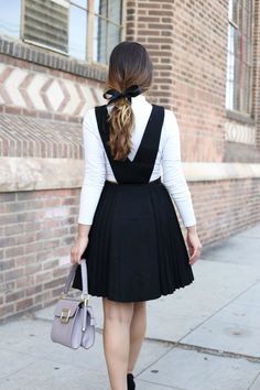 Pinafore Dress Outfit, Alternative Hairstyles, Dress With Leggings, Corporate Dress, Mode Turban, Grunge Look, Classy Dress Outfits, School Dresses