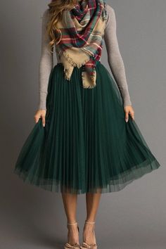 Rok Tile, Gaun Tulle, Tulle Skirts Outfit, Skirt Tulle, Tulle Midi Skirt, Moda Chic, Looks Black, Green Skirt