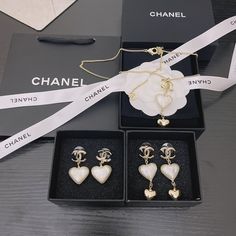 1:1 REPLICA JEWELRY   This product is of the best quality.  The production time is 3-5 working days.  Includes box, dust bag, care manual, booklet, card, bill of sale. Bill Of Sale, Replica Jewelry, Pearl Pendant, Dust Bag, Dangle Earrings, Pendant