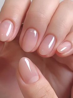 Elevate your nail game with milky white nails! This K-beauty favorite is the perfect balance of simplicity and sophistication. Machiaj Smokey Eyes, Natural Nails Manicure, Unghie Nail Art, Nagellack Trends, Hello Nails, Subtle Nails, Simple Gel Nails, Minimal Nails