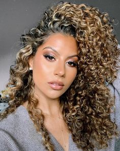 Mixed Curly Hair Color Ideas, Natural Curl Balayage, Brown To Blonde Curly Hair, Brunette Hair With Blonde Highlights Curly, Curly Honey Blonde Highlights, Curly Ombre Hair Naturally, Black Woman Curly Hair Highlights, Golden Blonde Balayage Curly Hair, Honey Brown Highlights On Black Women Curly