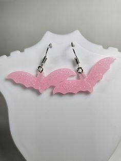 Glittery pink bat earrings for halloween. Bat Earrings, Pink Glitter, Favorite Jewelry, Jewelry Earrings Dangle, Etsy Earrings, Bat, Beauty Book, Dangle Drop Earrings, Dangle Earrings