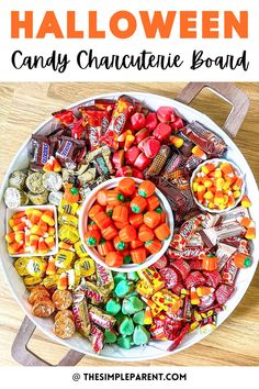 Halloween Candy Snack Board. With Text Reading: How to Make a DIY Halloween Candy Charcuterie Board. Halloween Candy Charcuterie Board, Candy Charcuterie Board, Candy Charcuterie, Diy Halloween Candy, Easy Candy, Candy Bars