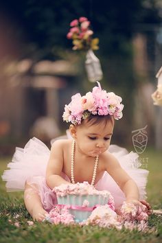 First Birthday Pictures Ideas, Outdoor Cake Smash Girl, Cake Smash Photos Outdoor, 6 Month Cake Smash, Baby Outdoor Photoshoot, 1st Birthday Photoshoot Outdoor, Outdoor Baby Photography