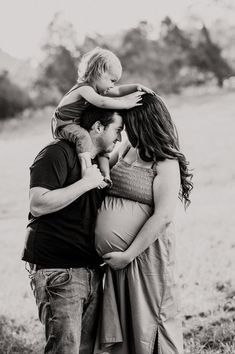 4 Tips for Maternity Photos With a Toddler — Riley Sandrell Second Baby Maternity Photos, Second Pregnancy Photoshoot, Bump Picture Ideas, Maternity With Toddler, Cute Family Photos, Beach Maternity Photos, Maternity Photography Outdoors, Maternity Photography Poses Pregnancy Pics, Maternity Photoshoot Ideas