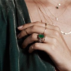 Stile Harry Potter, Emerald Green Stone, Yennefer Of Vengerberg, Slytherin Aesthetic, Engagement Ring Rose Gold, Gold Necklace Layered, Mode Inspo, Ring Verlobung