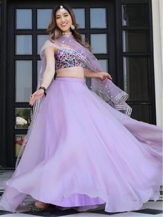 Latest Sangeet Lehengas from Best Sangeet Sandhya Lehenga Manufacturer in Surat to Dazzle the Night Lavender Net Lehenga, Lavender Organza Dress, Reception Dresses For Women, Organza Lahanga Design, Lavender Lehanga Combinations, Organza Lehenga For Women, Lehenga Designs Organza, Levender Haldi Outfit, Net Choli Designs Latest