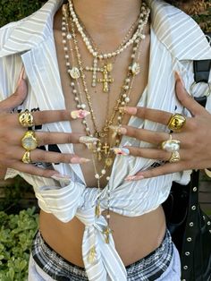 Latina Gold Jewelry Aesthetic, Funky Gold Necklace, European Jewelry Aesthetic, Mexican Jewelry Aesthetic, Chunky Jewelry Gold, Lots Of Jewelry Aesthetic, Hispanic Jewelry, Maximalist Accessories, Lots Of Jewelry