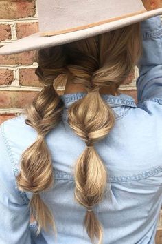 Easy Music Festival Hairstyles For The Vibe That Don’t Look Childish Western Hair Styles, Pigtail Hairstyle, Cowgirls Hairstyles, Western Hairstyles, Country Hairstyles, Cowgirl Hair, Music Festival Hair, Western Hair, Pigtail Hairstyles