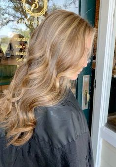 Teddy Blonde Hair Color, Gingerbread Blonde Hair, Champagne Blonde Hair Balayage, Dimensional Honey Blonde, Warm Tone Blonde, Light Honey Blonde Hair, Champagne Blonde Hair, Sandy Blonde Hair, Blonde Hair Goals