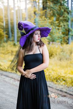 Ce chapeau est fabriqué en feutre violet doux (respectueux des végétaliens), il offre une alternative colorée à votre chapeau noir standard. Il a un look classique avec un cône bouclé dans le dos, parfait pour un look de sorcière habillé ou décontracté. Son bord extra large a des couches de magie cousues ensemble pour un aspect et une sensation de disquette, mais rigide. Ajoutez un accessoire pour vraiment vous définir.  Optez pour un uni avec juste un ruban ou ajoutez un noeud chauve-souris de Hedge Witch Hat, Mage Cosplay, Purple Witch Hat, Bat Bow, Ren Faire Costume, Burgundy Hat, Purple Witch, Wizard Hat, Black Wardrobe