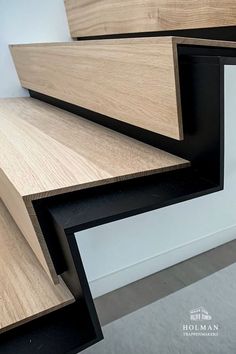 Strak afgewerkte details van een moderne zwarte Z-trap met een dubbele laag van eikenhout. - Holman Trappenmakerij BV Modern Chic Decor, Stair Design Architecture, Contemporary Beach House, Scandinavian Farmhouse, Stair Makeover, Beautiful Stairs, Stairs Architecture