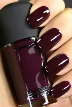 Marsala color Burgundy Nail Polish, Unghie Sfumate, Burgundy Nails, Makijaż Smokey Eye, Fall Nail Colors, Girls Nails, Nail Arts, Matte Nails, Purple Nails