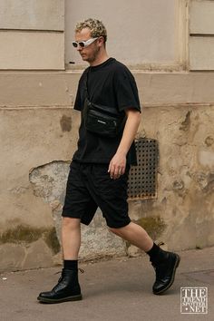 Docs And Shorts Men, Indie Shorts Outfit, Berlin Fashion Men, Black Outfits For Men, Spring Summer 2023 Street Style, Summer 2023 Street Style, Cream Closet, Fashion Week Spring Summer 2023, Fashion Week Ss23