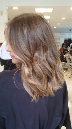 Blonde In Light Brown Hair, Casual Summer Cocktail Outfit, Cute Hair Colors 2023, Soft Brown Hair With Babylights, Medium Length Haircut Caramel Balayage, Reddish Blonde Hair Balayage, Light Brown Hair Fall 2023, Bronde Babylights Balayage, Full Highlight Short Hair