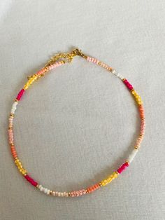 bead necklace orange yellow pink Easy Necklace, Necklaces Ideas, Diy Collier, Bracelets Handmade Diy, Pink Orange Yellow