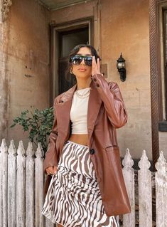 These are the best cute 90s outfits with brown leather jacket! If you need some cute 90s outfits aesthetic looks, 90s outfit ideas, including trendy aesthetic outfit ideas, cute aesthetic outfits vintage, aesthetic outfit inspiration, aesthetic outfits summer, 90s aesthetic outfits, or more, these looks are for you! Plus, there's cute indie outfits, aesthetic outfits girl and more cute trendy outfits for you to try! #90soutfits #90soutfitsideas #90soutfitsaesthetic #aestheticoutfits Faux Leather Blazer, Single Button Blazer, Street Style Winter, Streetwear Casual, Leather Sleeve, Brown Leather Jacket, Blazer Outfits, Leather Blazer, Long Sleeves Jacket