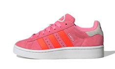 Après la Samba et la Gazelle, Adidas met en avant une nouvelle silhouette inspirée du skate et des années 2000. La Adidas Campus 00s Bliss Pink Solar Red introduit une base en suède rose, accompagnée de trois épaisses bandes en cuir orange sur le panneau latéral. Pour contraster le tout, une touche de gris vient occuper le talon tandis que le tout repose sur une semelle en caoutchouc blanc. SKU : IF3968Date de sortie : BDEColorway : BLISS PINK / SOLAR RED / CLOUD WHITE... En voir plus Red And Pink Sneakers, Pink And Red Sneakers, Orange Campus 00s, Adidas Campus Red And Pink, Red Low-top Adidas Sneakers, Nike Dunk Low Disrupt, Adidas Campus 80s, Campus Adidas, Gazelle Adidas