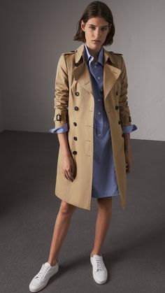 Dress Coat Outfit, Silhouette Mode, Burberry Trenchcoat, Fashion Silhouette, Burberry Trench, Burberry Trench Coat, Coat Outfit