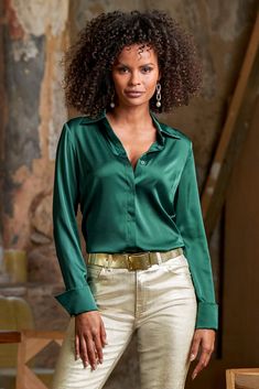 Our silky charmeuse blouse enhances the look of any outfit with its soft sheen and elegant tailoring. This versatile button-up shirt pairs flawlessly with everything from topping denim jeans to a layering essential under blazers, while offering luxurious comfort and ease. Green Silk Blouse Outfit, Emerald Green Top Outfit, Silk Satin Outfit, Green Top Outfit, Green Silk Blouse, Emerald Green Top, Boston Fashion, Shirts For Leggings, Single Button Blazer